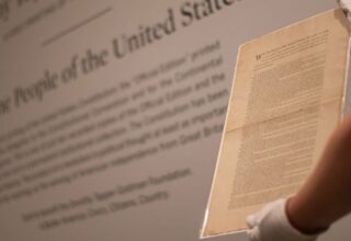 Старинную копию конституции США продали на аукционе за 43 млн долларов