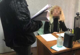 Полицейские сообщили о подозрении жительнице Одесской области, которая обратилась за помощью к криминалитету