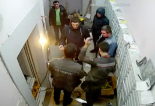 В России жители многоэтажки обстреляли ремонтников лифтов из-за сильного шума