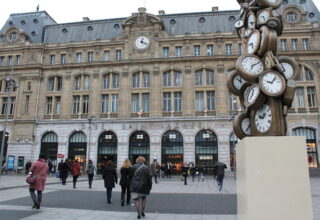 В Париже мужчина с ножом напал на охранников вокзала