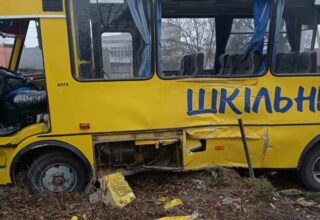 В Львовской области в результате столкновения школьного автобуса и грузовика травмированы несовершеннолетние
