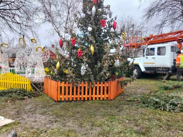 В Ровенской области ветер сломал новогоднюю ёлку