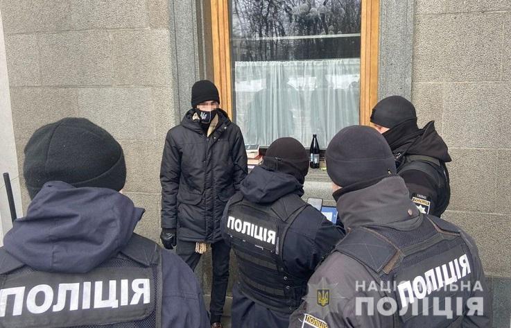 В Киеве полицейские задержали мужчину, который с помощью молотка повредил окно здания ВРУ