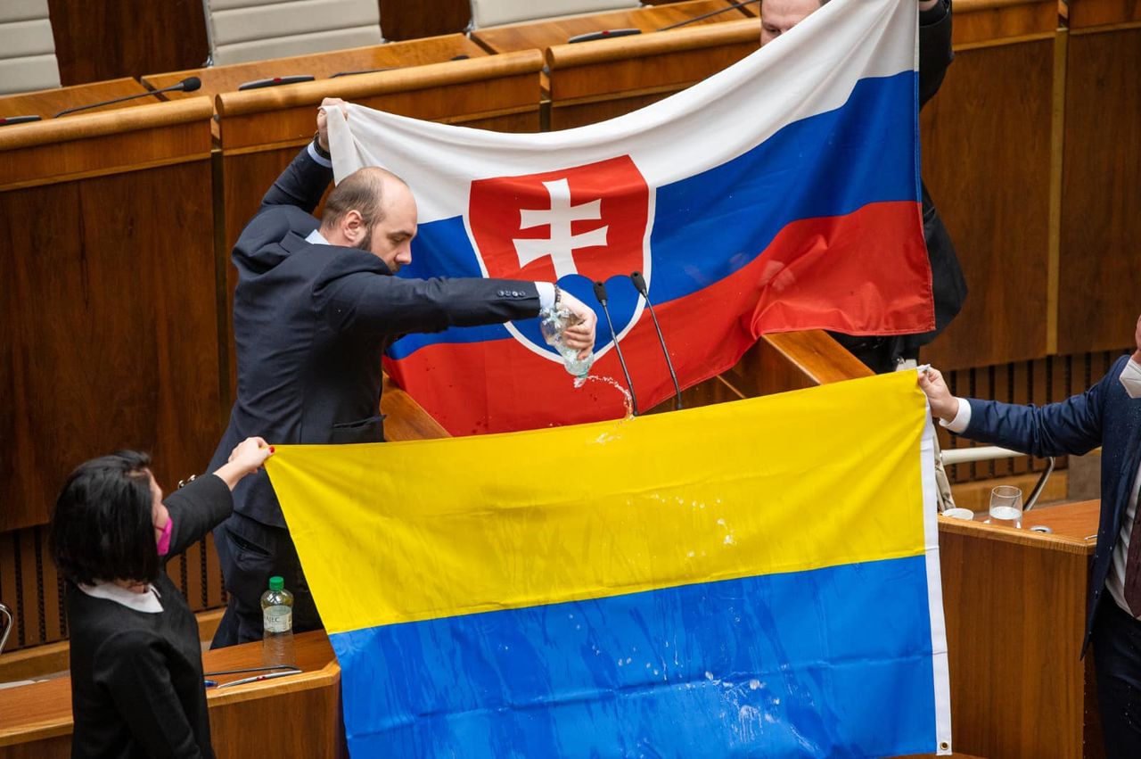 В парламенте Словакии депутат облил водой флаг Украины