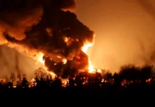 В результате обстрела окрестностей Василькова горит нефтебаза