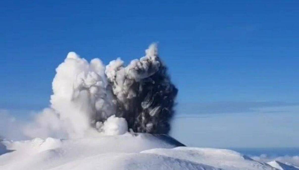 На Курильских островах проснулся вулкан Эбеко