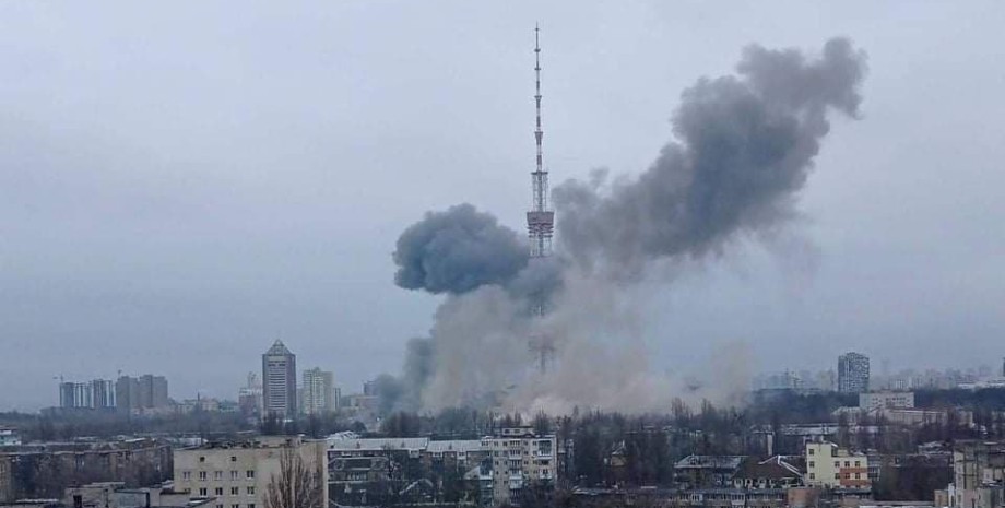 В Киевскую телебашню попали две ракеты