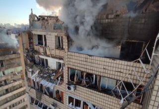 В Киеве ракета войск РФ попала в многоэтажный дом
