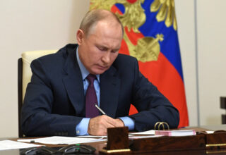 Путин подписал указ о торговле газом с «недружественными странами» за рубли