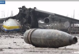 Появились кадры уничтоженного в аэропорту Гостомеля легендарного самолёта Ан-225 «Мрія»