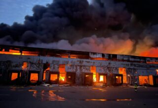 Под Киевом в результате обстрелов горели склад замороженной продукции и нефтебаза