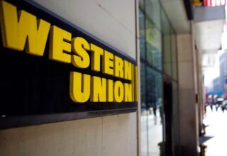Western Union останавливает работу в России
