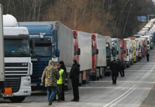 Сотни грузовиков застряли на границе Польши и Беларуси из-за вступивших в силу санкций