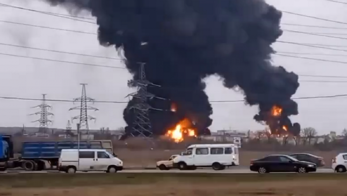 В российском Белгороде горела нефтебаза