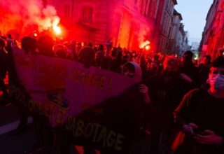 Во Франции после первого тура выборов начались массовые протесты