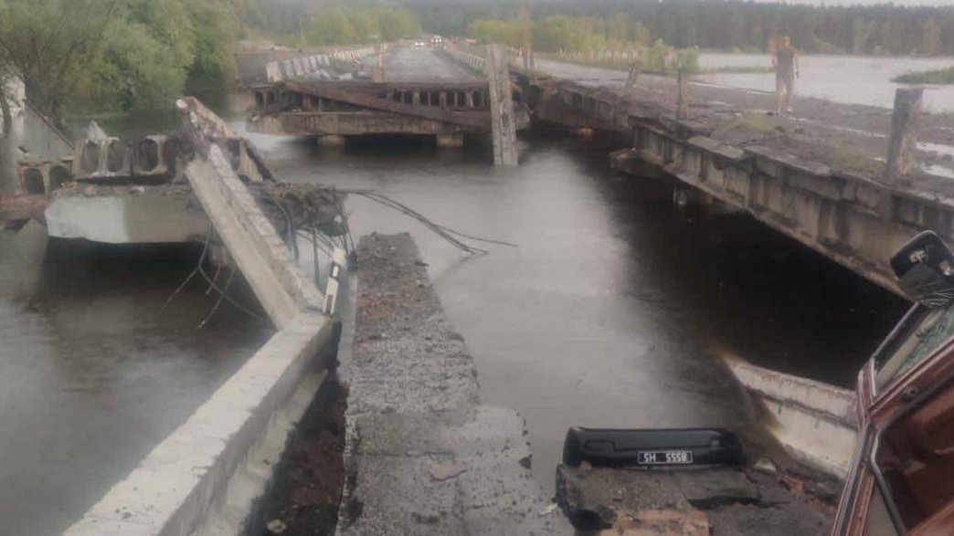 В Киевской области взорвался мост через реку Ирпень: один человек погиб, ещё два — ранены