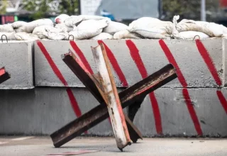 В Киеве начали воровать противотанковые ежи и мешки с песком на блокпостах