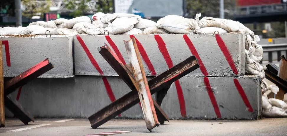 В Киеве начали воровать противотанковые ежи и мешки с песком на блокпостах