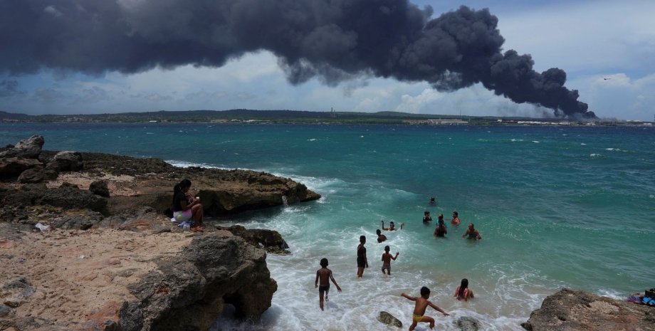На Кубе взорвалась нефтебаза в результате удара молнии