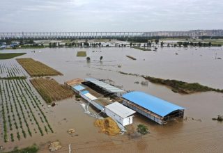 Из-за наводнения на северо-западе Китая количество жертв возросло до 16 человек
