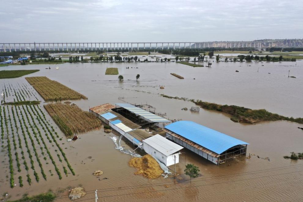 Из-за наводнения на северо-западе Китая количество жертв возросло до 16 человек