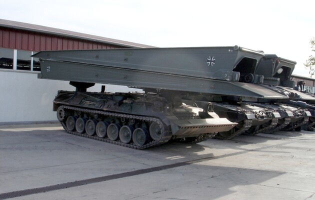 Германия передала Украине 16 танковых мостоукладчиков и 10 понтонно-мостовых машин