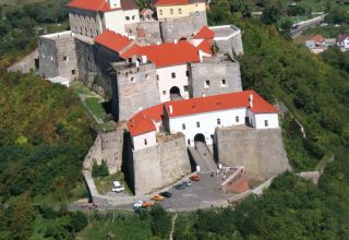 В замке «Паланок» демонтируют венгерского турула и установят тризуб