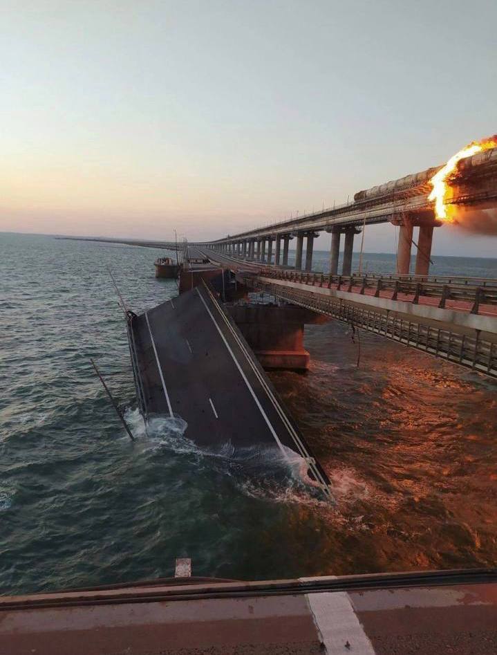 Крымский мост частично обрушен в результате взрыва