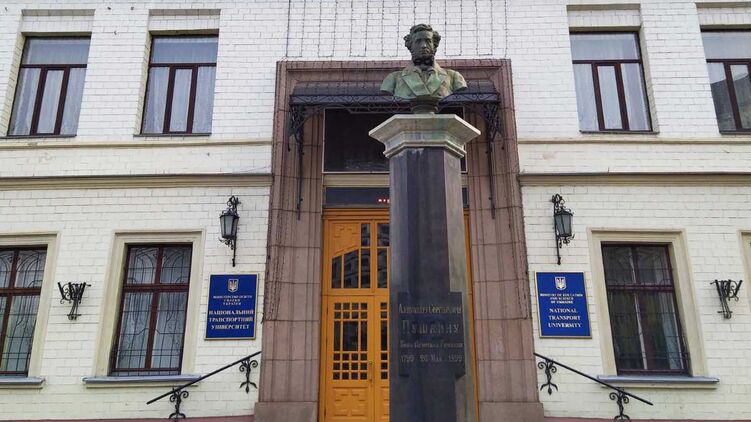В Киеве снесли памятник XIX века, посвящённый А. С. Пушкину