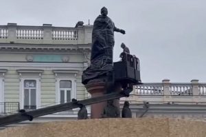 В Одессе памятник Екатерине II окружили забором, а саму императрицу замотали в чёрный пакет: подробности