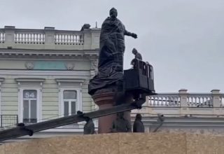 В Одессе памятник Екатерине II окружили забором, а саму императрицу замотали в чёрный пакет: подробности