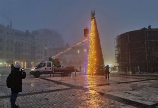 В Киеве впервые зажгли главную ёлку