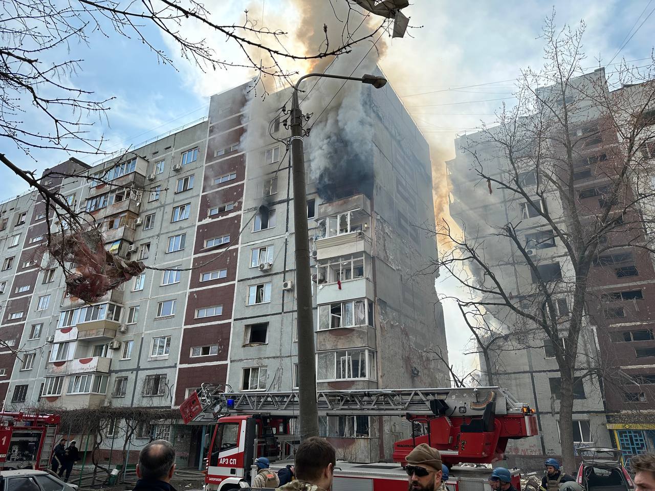 “Приліт” у Запоріжжі: ракета влучила в житловий багатоповерховий будинок