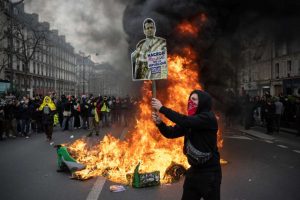 Во Франции около 380 тысяч человек сейчас берут участие в акциях протеста