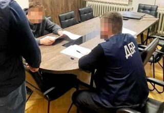 На Львівщині викрито правоохоронця-підприємця, який переправляв через кордон чоловіків під виглядом водіїв гуманітарки