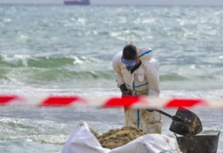В Іспанії очищають пляжі від невідомої речовини