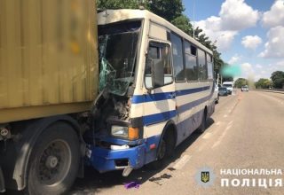 В Одессе 13 человек получили ранения в результате столкновения микроавтобуса с грузовиком.