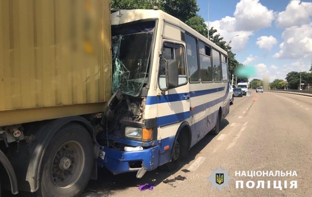 В Одессе 13 человек получили ранения в результате столкновения микроавтобуса с грузовиком.