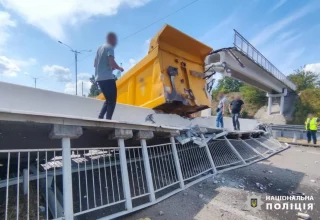 На трасі Київ-Одеса вантажівка обрушила пішохідний міст