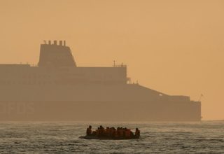 Рекордное количество мигрантов прибывает в Великобританию через Ла-Манш в один день