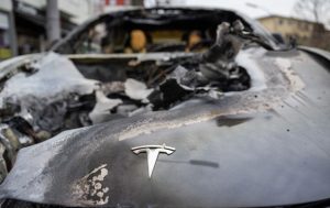 В Германии подожгли несколько автомобилей Tesla