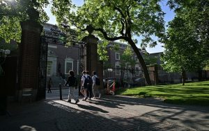 США відновлюють оформлення студентських віз, однак із перевіркою соцмереж