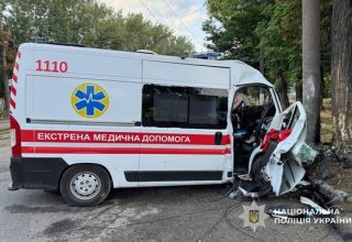 В Днепре произошла трагедия: автомобиль «скорой помощи» столкнулся со столбом. В результате аварии погиб медик