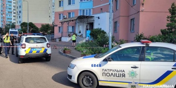 У Києві сталася трагедія: з 21-го поверху випала дитина