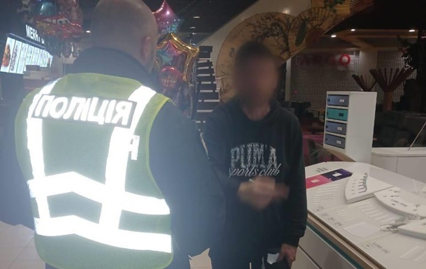 В Киеве некий мужчина кинул страйкбольную гранату в торговом центре