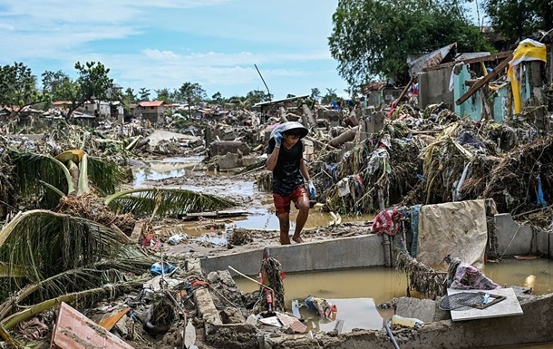 Філіппіни накрив потужний тайфун, вивезли майже мільйон мешканців