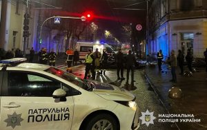 В центре Житомира «Мерседес» врезался в здание: есть погибшие