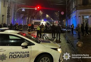 У центрі Житомира “Мерседес” врізався у будівлю: є загиблі