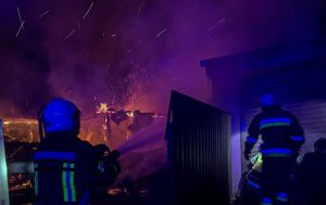 Россияне нанесли удар по промзоне в Сумах: жителей просят закрыть окна