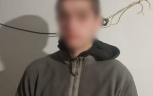 Ранил знакомого ножом в живот: подростку грозит до восьми лет